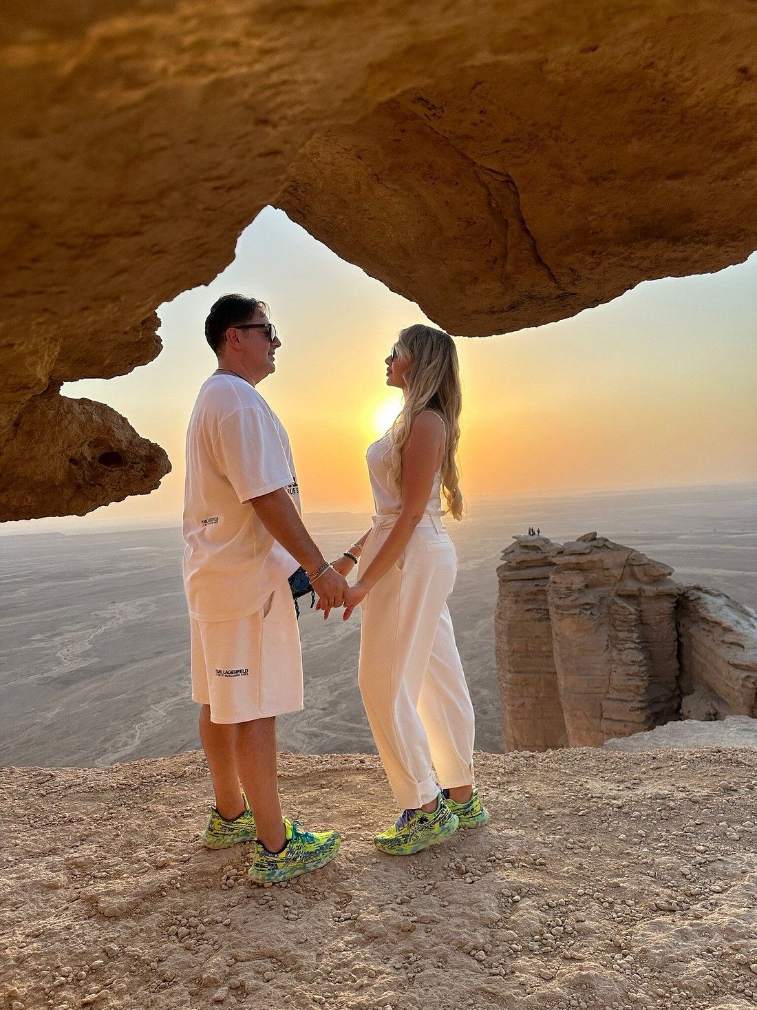 From Riyadh: Edge of the World Private Tour with campsite